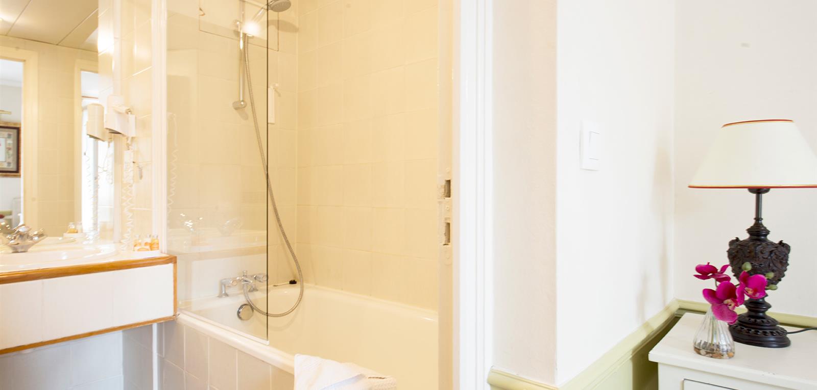 La salle de bains - Chambre single - Hôtel 3 étoiles quartier du Louvre