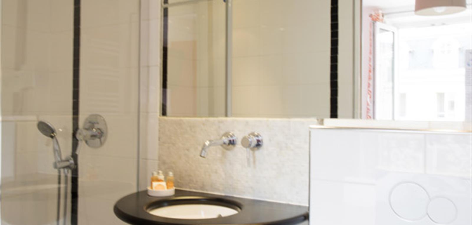 Salle de bains - Chambre Supérieure 2 personnes - Hôtel 3 étoiles Paris entre le 1er et le 4e arrondissement